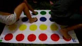 Jogando twister parte2 [upl. by Ardnasela866]