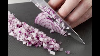 Technique de cuisine  Ciseler un oignon [upl. by Cohlier]