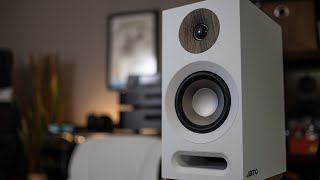 Jamo S803 Bookshelf Speaker Review  E quotKlipschingquot Their Big Brothers [upl. by Flatto]