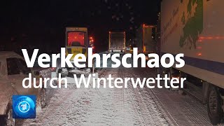 Stau nach Schneefall Hunderte steckten über Nacht auf der Autobahn fest [upl. by Eirahcaz]