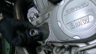 BMW F650 GS  wymiana uszczelniaczy pompy  rapid repair of pumps [upl. by Ylrebmyk]